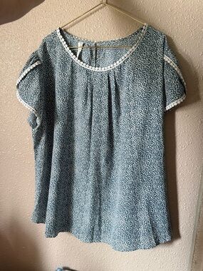 Blue Speckled Short-Sleeve Blouse with Lace Trim